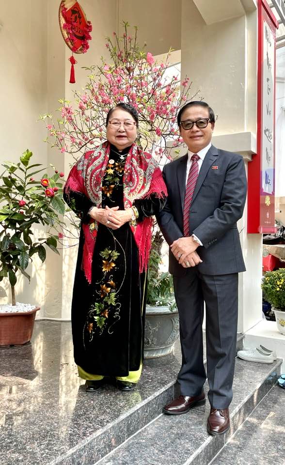 Bà Lương Thị Điểm và ông Vũ Minh Châu (con trai cả, Tổng giám đốc của Công ty Vàng bạc đá quý Bảo Tín Minh Châu).