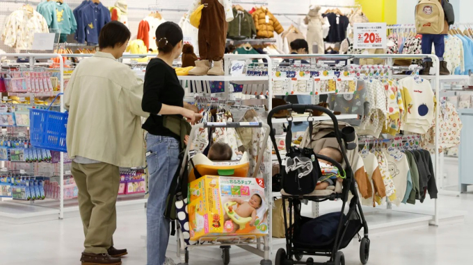 Khách hàng xem quần áo trẻ em tại một trung tâm thương mại ở Kyoto vào ngày 20 tháng 10 năm 2023.