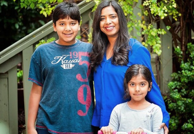  Ritu Narayan và các con của cô.