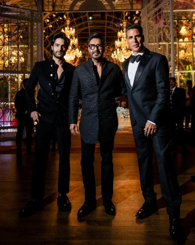 Một số ngôi sao nổi tiếng của Ấn Độ cũng đến dự tiệc, bao gồm các ngôi sao Bollywood Ajay Devgn (giữa) và Akshay Kumar (phải).