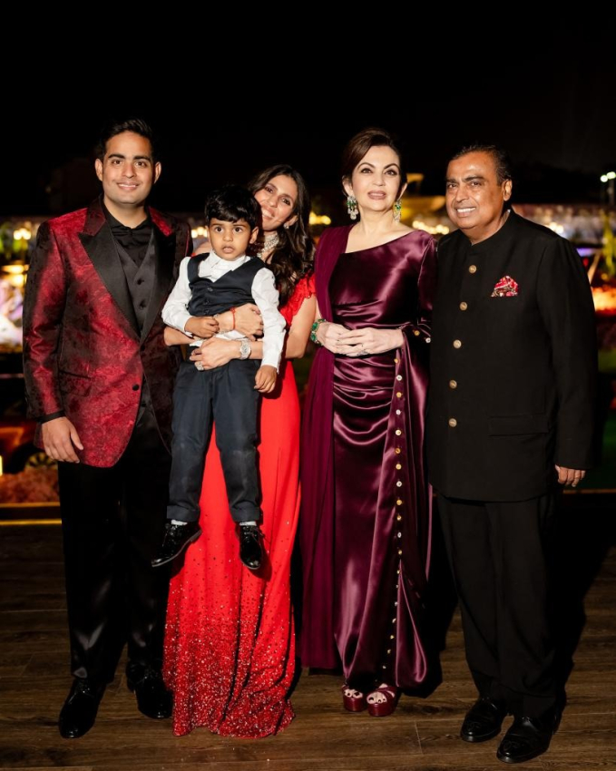 Vợ chồng tỷ phú Mukesh Ambani cùng gia đình con trai lớn.