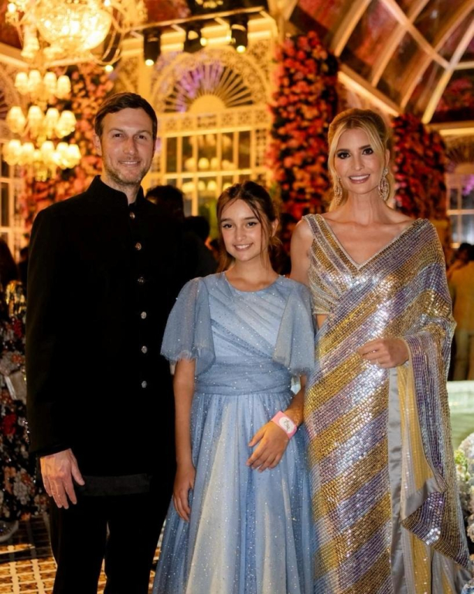 Ivanka Trump cùng chồng và con gái đến tham dự bữa tiệc.