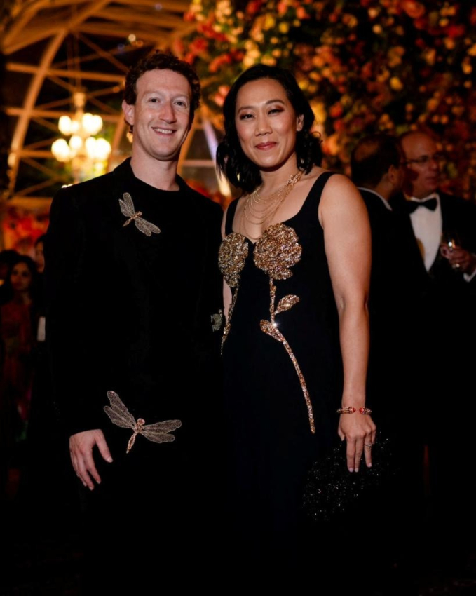Vợ chồng ông chủ Facebook Mark Zuckerberg và Priscilla Chan diện đồ sang trọng.