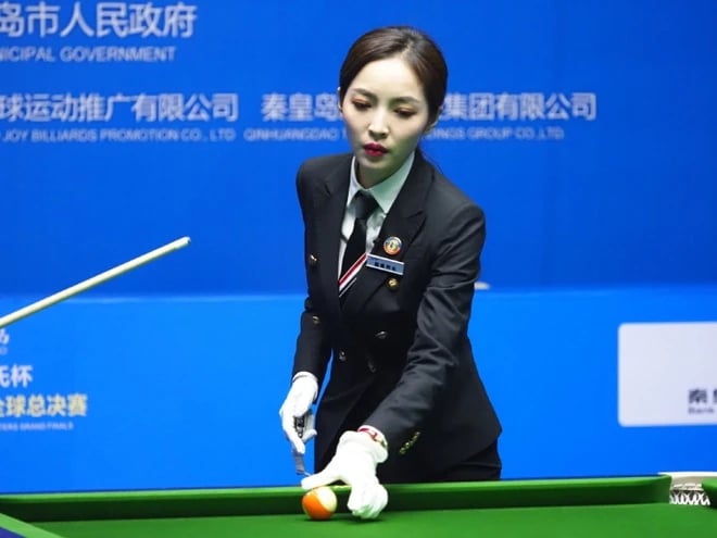 Vương chính là nữ trọng tài billiards nổi tiếng, tên đầy đủ là Vương Chung Dao
