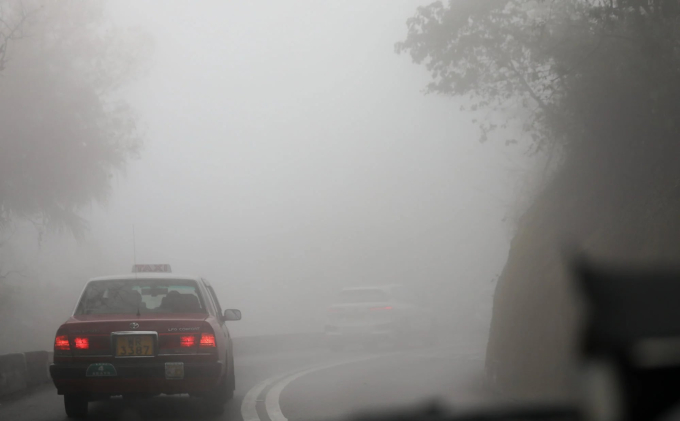 Độ ẩm cao gây ra hiện tượng sương mù dày đặc ở xung quanh khu vực The Peak - ngọn núi du lịch nổi tiếng của Hong Kong