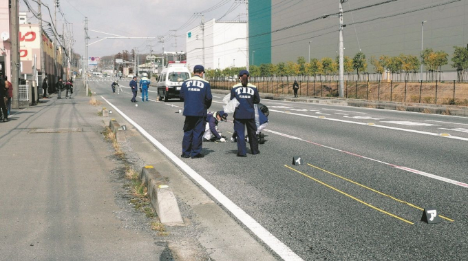Cảnh sát làm việc tại hiện trường vụ tai nạn.
