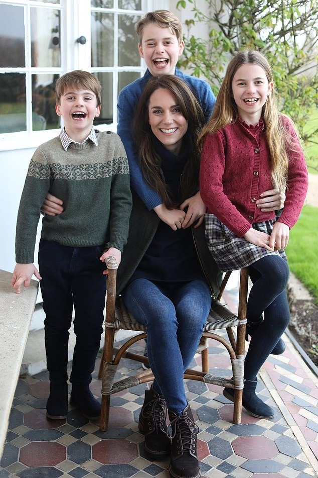 Bức ảnh cho thấy Kate trông khỏe khoắn, tươi cười rạng rỡ cùng 3 con, đập tan mọi tin đồn không hay về sức khỏe.