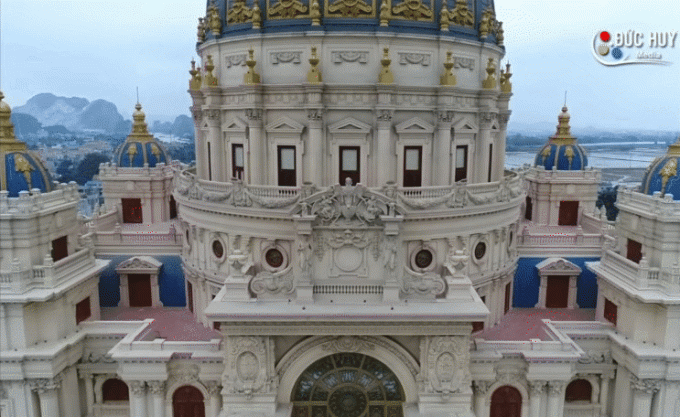 Phần mái vòm màu xanh với hệ thống hoa văn được mạ vàng khiến tổng thể tòa cung điện càng thêm xa hoa, tráng lệ và vương giả. (Nguồn: Đức Huy)