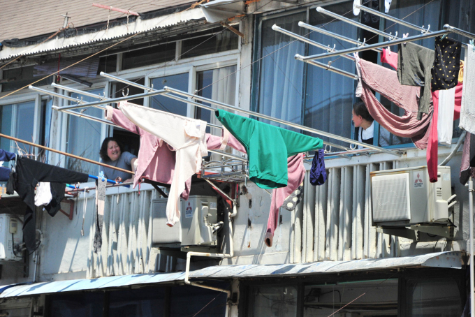 Người dân trò chuyện với nhau khi đang phơi quần áo, Thượng Hải