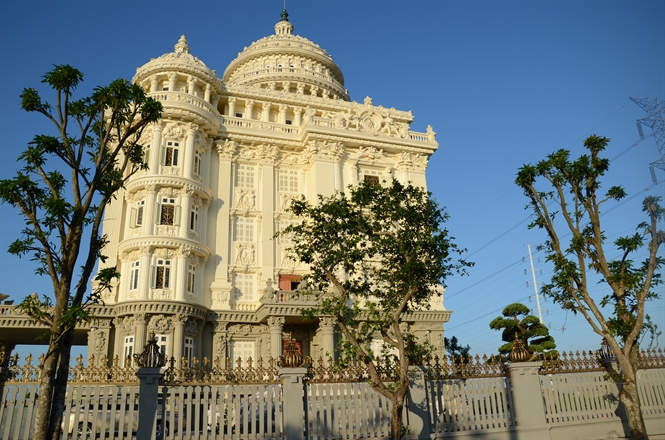 Không chỉ có Tràng An - Bái Đính, Ninh Bình còn là mảnh đất của những dinh thự bạc tỷ, 1 gia đình xây luôn 5 lâu đài liền kề!