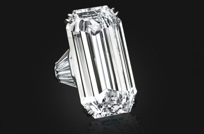 Cận cảnh chiếc nhẫn kim cương khổng lồ của bà Nita.
