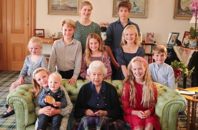 Bức ảnh cố Nữ vương Elizabeth II cùng các cháu chắt do Kate chụp vào tháng 8 năm 2022.