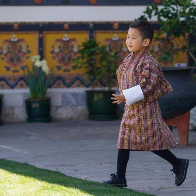 Hoàng hậu Bhutan đã chia sẻ hai bức ảnh của Jigme Ugyen Wangchuck (ảnh) để đánh dấu sinh nhật lần thứ tư của cậu bé (ngày 20/3). Hoàng tử nhỏ nở nụ cười rạng rỡ khi vui chơi bên ngoài trời trong trang phục truyền thống.