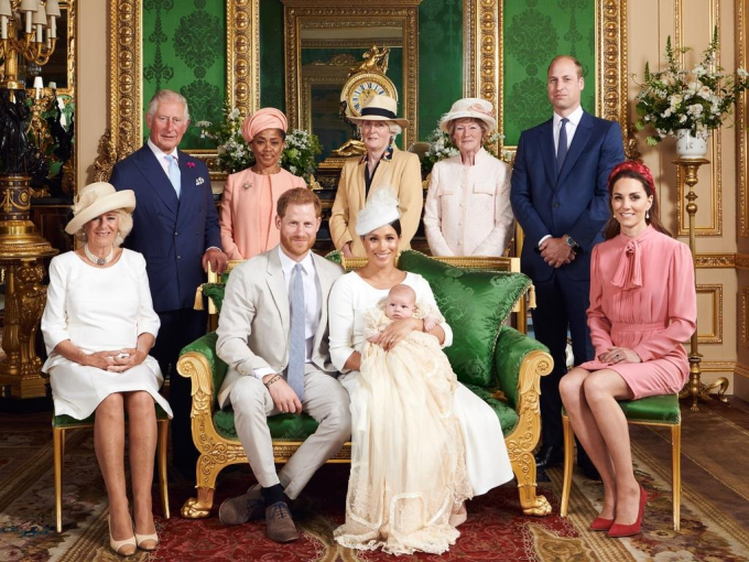 Bức ảnh chụp các thành viên của Vương thất Anh nhân Lễ rửa tội của Archie.