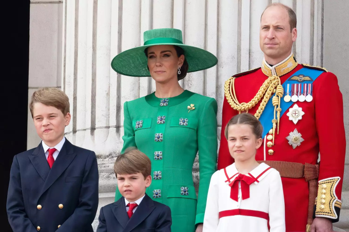 Gia đình xứ Wales trên ban công Cung điện Buckingham tại sự kiện 