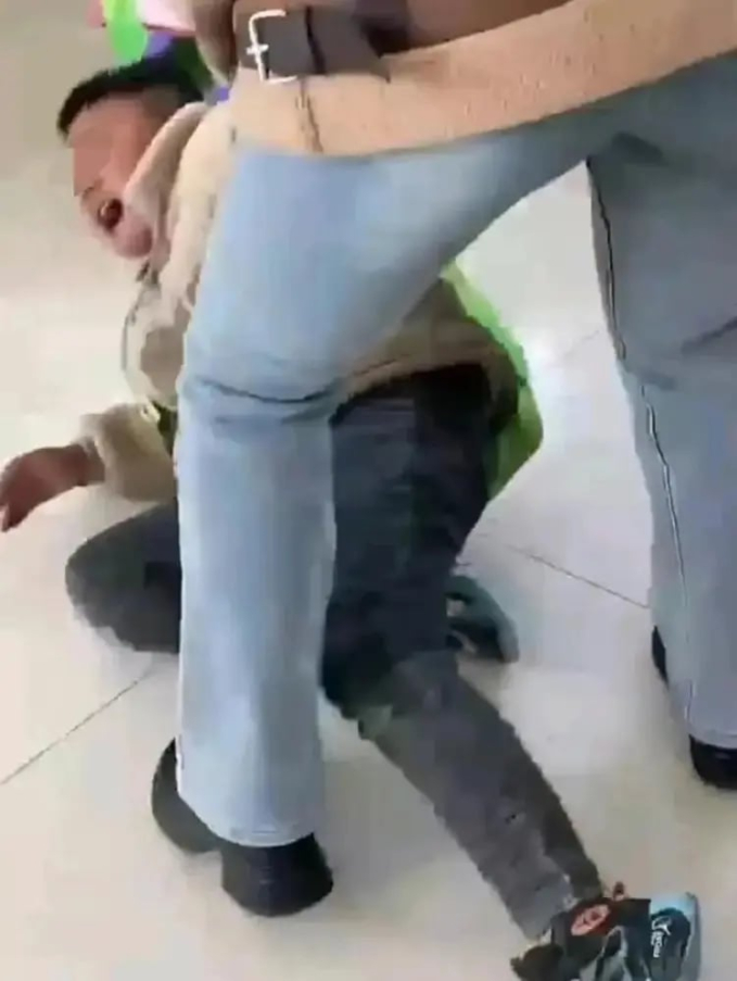 Cảnh cô giáo đánh vào đầu và ngồi lên người bé trai