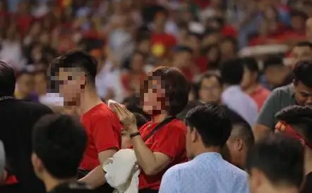 Xôn xao clip người đàn ông hành hung phụ nữ ngay trên sân Mỹ Đình sau trận thua của tuyển Việt Nam