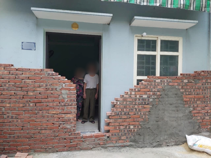 Ngôi nhà của cụ ông cụ bà bị hàng xóm xây bịt lối vào nhà.