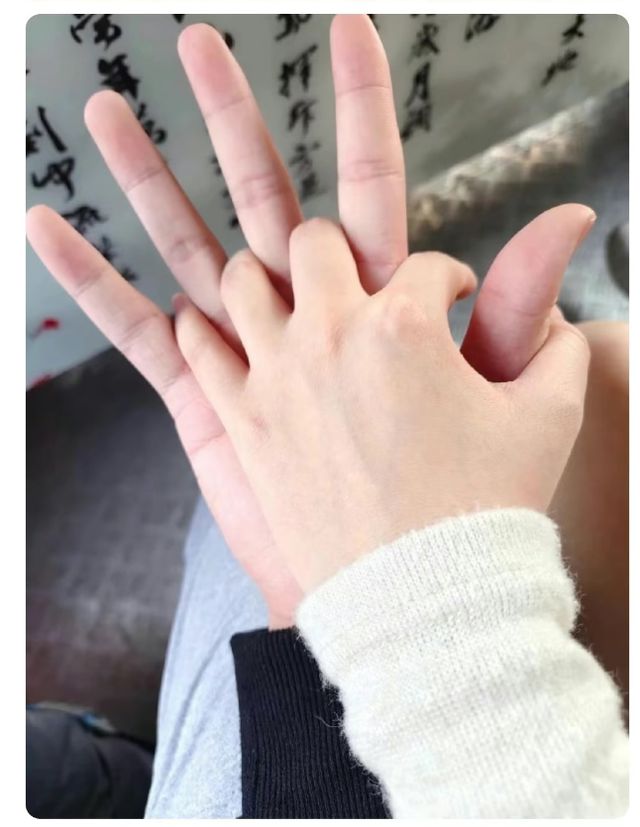 Đàm Trúc cũng đăng tải bức ảnh cô và Mèo Béo nắm tay nhau, có thể thấy hai người không hoàn toàn đan chặt các ngón tay vào nhau. Có lẽ đây là lần đầu gặp gỡ, Mèo Béo có lẽ hơi rụt rè một chút, trong khi Đàm Trúc rất chủ động.