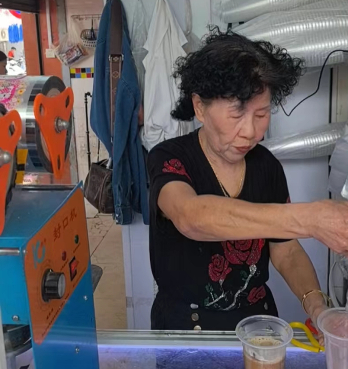 Bà Hàn đang pha ly cà phê hòa tan giá 10 NDT cho khách