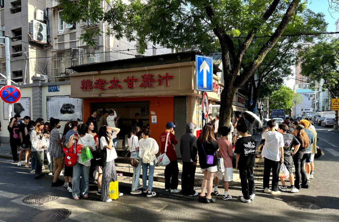 Cảnh tượng khách xếp hàng dài để mua ly cà phê hòa tan của bà Hàn