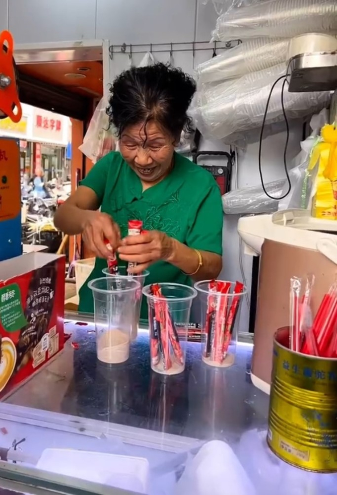 Cửa tiệm của cụ bà 73 tuổi ngày bán 1.000 ly cà phê hòa tan giá 35.000 VNĐ: Nhiều người không hiểu có gì ngon mà lại 