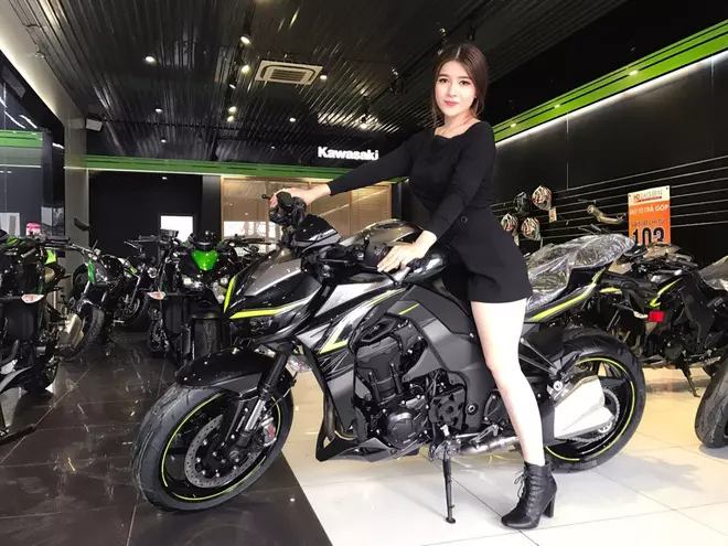 Trước đó cô còn khiến cộng động mạng dậy sóng trước món quà bất ngờ dành cho chồng mình. Đó là chiếc xe Kawasaki Z1000 phiên bản đặc biệt 2017, thời điểm ấy đã có giá tới gần 500 triệu đồng.