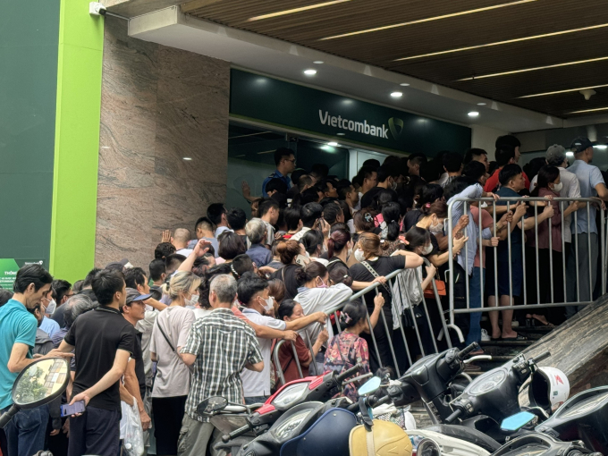                             Người dân xếp hàng chờ mua vàng tại chi nhánh Vietcombank Láng Hạ                