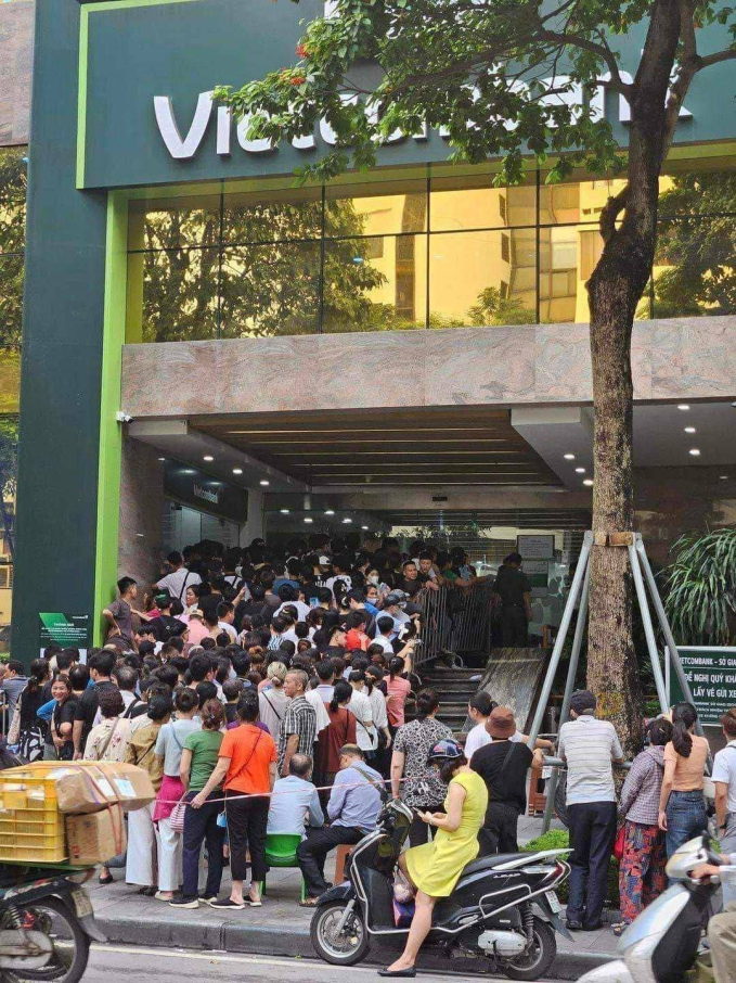               Người dân xếp hàng chờ mua vàng tại chi nhánh Vietcombank Láng Hạ        
