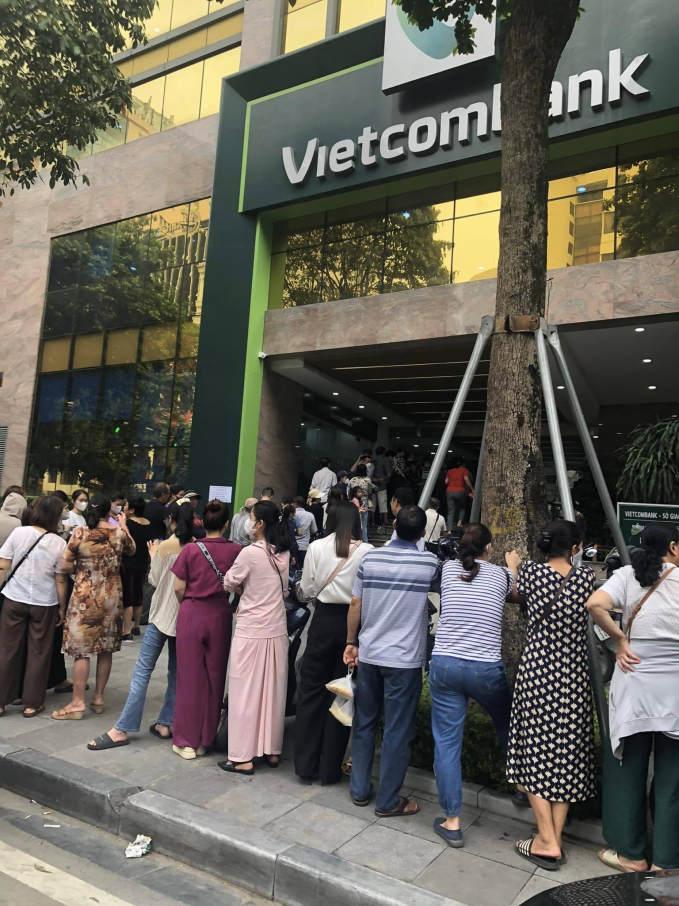 Người dân xếp hàng chờ mua vàng tại chi nhánh Vietcombank Láng Hạ