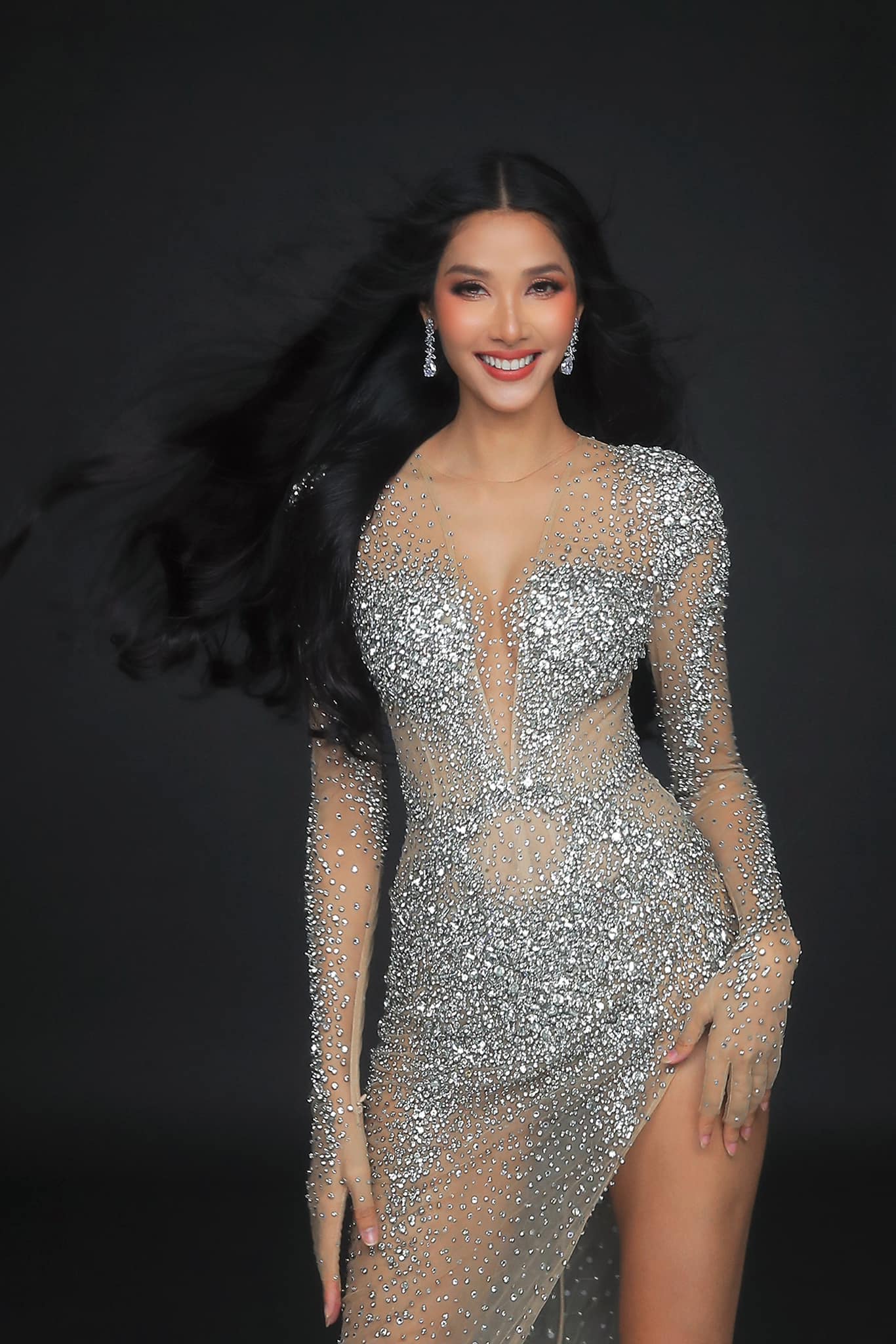 Hoàng Thùy lộ diện sau drama căng thẳng với Thanh Hằng và Miss Universe Vietnam