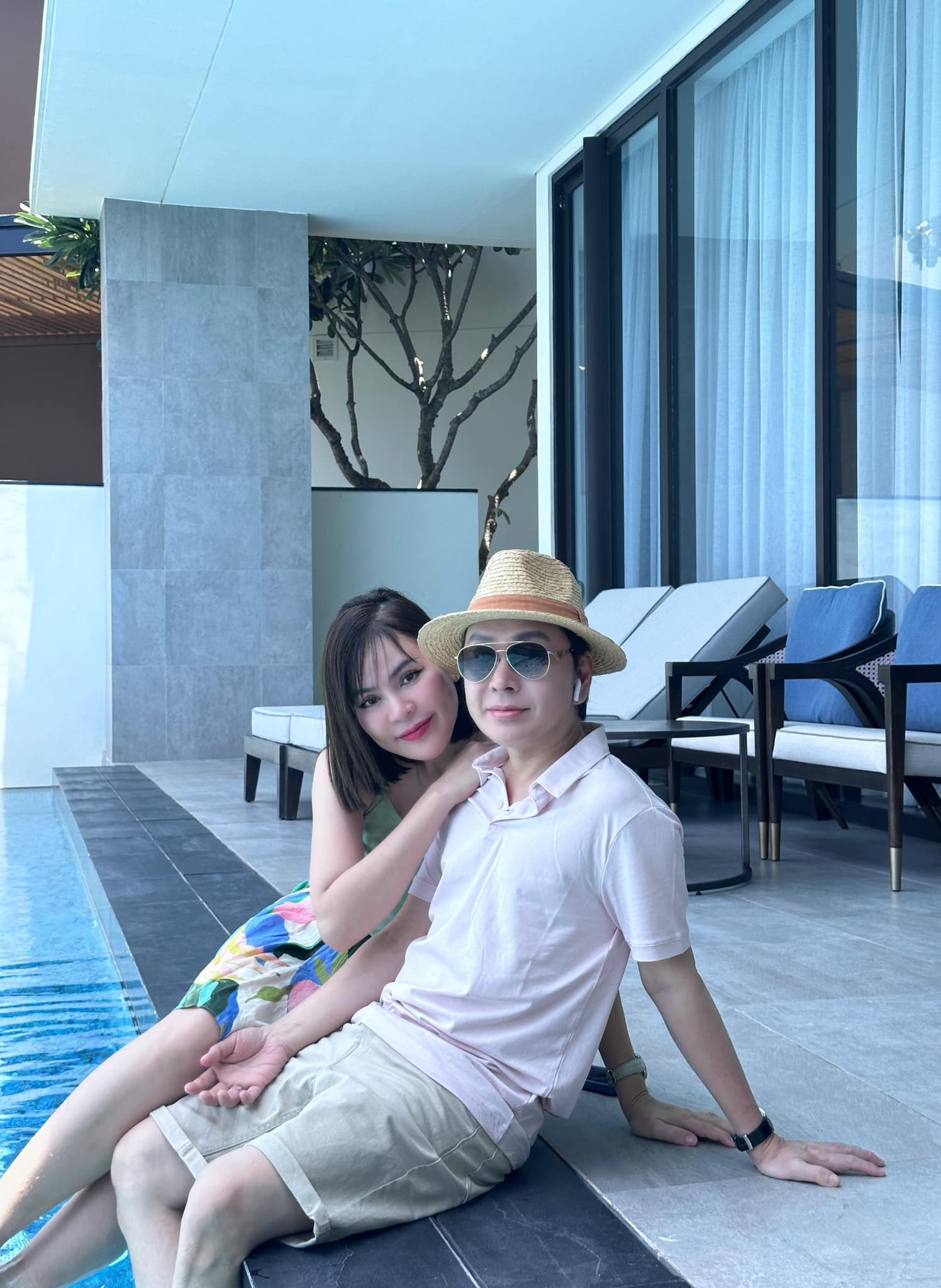 Đôi vợ chồng nghỉ dưỡng ở một villa sang chảnh tại Nha Trang, chuyến đi này được khán giả đoán là tuần trăng mật của hai người sau lễ đính hôn