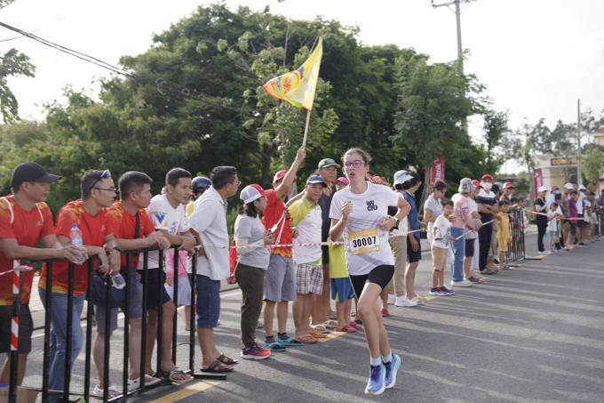                 Các runner nhí thể hiện quyết tâm chinh phục 