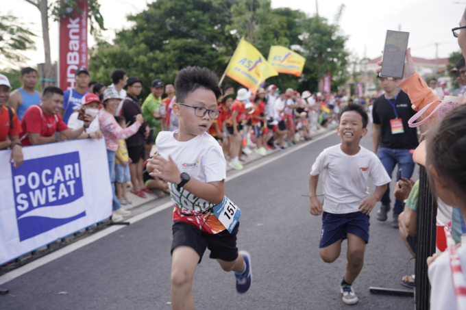   Các runner nhí thể hiện quyết tâm chinh phục 