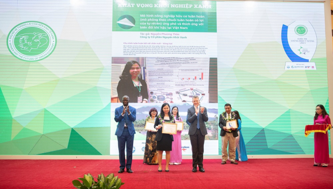 Chị Thảo đại diện cho Nguyên Khôi farm nhận giải thưởng của Wold Bank