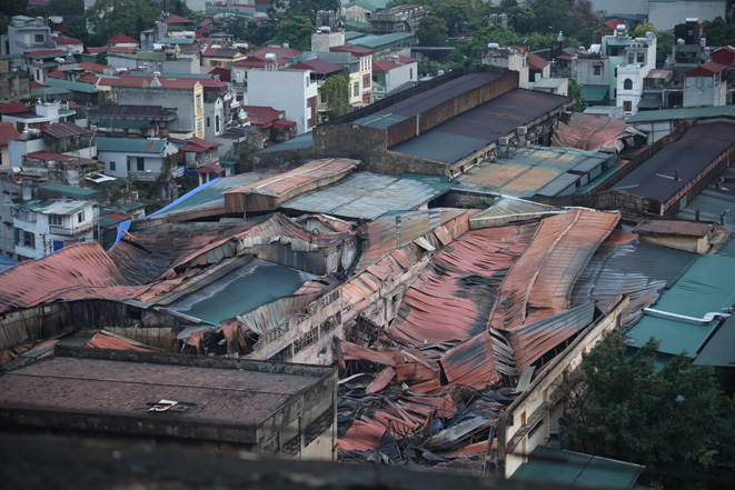 Mái nhà nhà máy Rạng Đông chưa được phủ bạt che đậy đề phòng mưa phát tán chất độc- Ảnh; Lê Phú