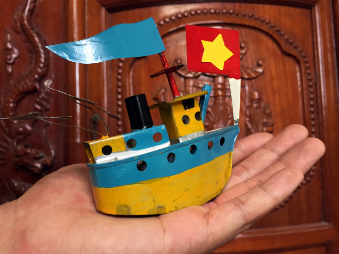 Chiếc tàu thủy Trung thu, đồ chơi thô sơ, nhưng cũng khá cầu kỳ đòi hỏi tỷ mẩn 