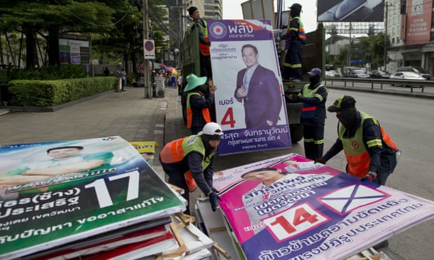 Công nhân tải các bảng quảng cáo chiến dịch được hiển thị để thúc đẩy các ứng cử viên cho cuộc tổng tuyển cử tại Bangkok, Thái Lan. Ảnh: Gemunu Amarasinghe / AP