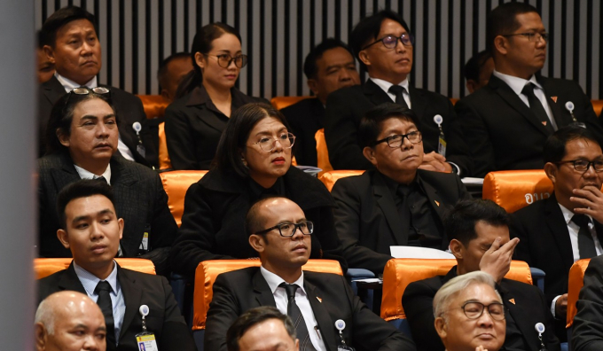 Nghị sĩ chuyển giới Tanwarin Sukkhapisit (hàng giữa, thứ hai từ trái sang) tại quốc hội Thái Lan. Ảnh: AFP