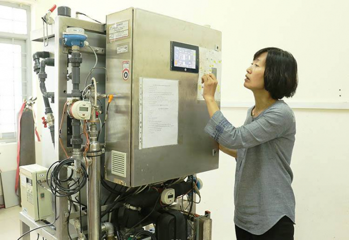 PGS.TS Nguyễn Minh Tân kiểm tra thiết bị cô đặc dịch mẫn cảm nhiệt tại nhiệt độ thấp và áp suất thường (công nghệ JEVA). Ảnh: Đoàn Dung