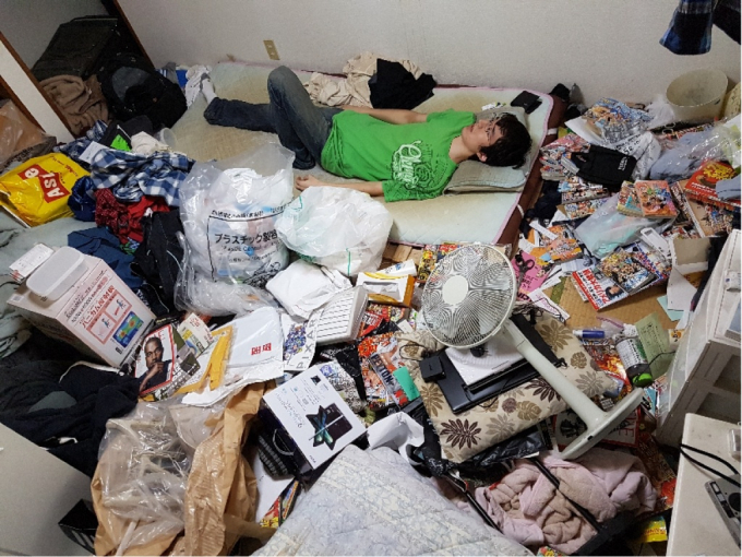Riki Cook – 30 tuổi, 4 năm Hikikomori với căn phòng đã được dọn dẹp bớt vì có khách.