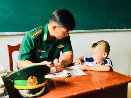 Người lính biên phòng, thầy giáo Trần Bình Phục truyền cảm hứng... Ảnh: Báo Biên Phòng