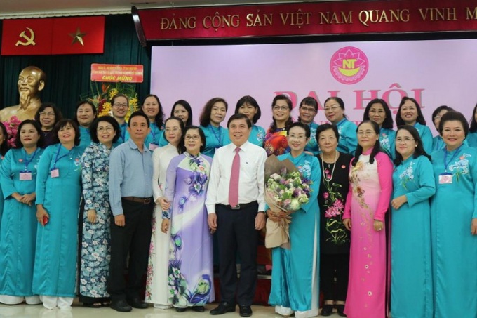 Chủ tịch UBND TP.HCM, ông Nguyễn Thành Phong, chụp ảnh lưu niệm cùng Ban chấp hành và đại biểu Hội Nữ trí thức TP.HCM. Ảnh: THỦY TRÚC