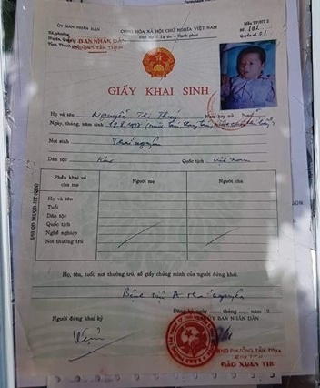 Trong giấy khai sinh của Nguyễn Thị Thúy, phần khai cha mẹ bị bỏ trống. 