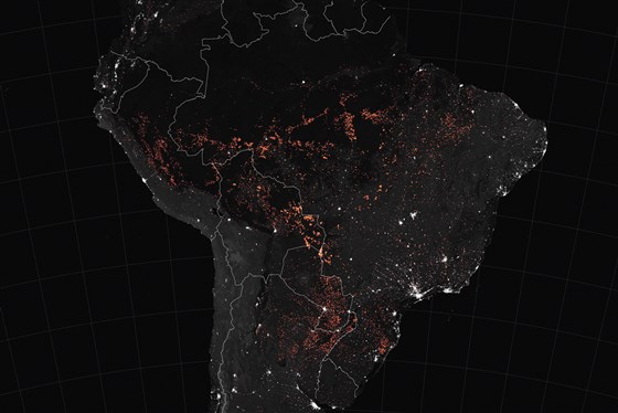 Bản đồ của Đài quan sát Trái đất của NASA cho thấy các thiết bị phát hiện hỏa hoạn đang hoạt động ở Nam Mỹ được quan sát bởi các vệ tinh trong khoảng thời gian từ 15-22 /8. NASA / AFP - Getty Images