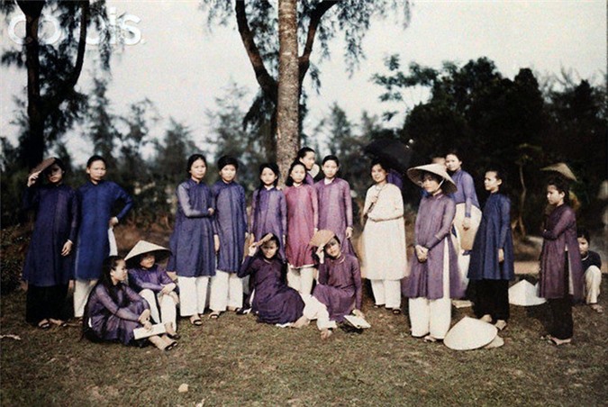 Một bức ảnh khác của các nữ sinh Đồng Khánh.