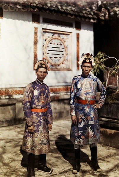 Hai ông quan võ trong triều đình Huế.