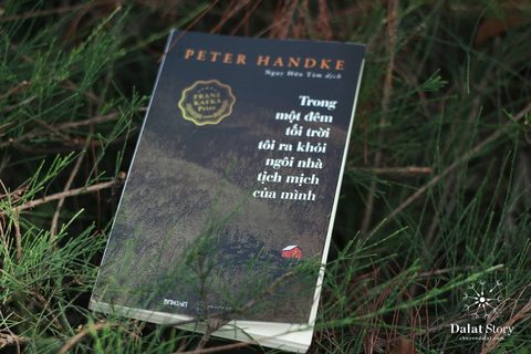 Tiểu thuyết duy nhất được dịch ra tiếng Việt của Peter Hanke: Trong một đêm tối trời tôi ra khỏi ngôi nhà tịch mịch của mình. 