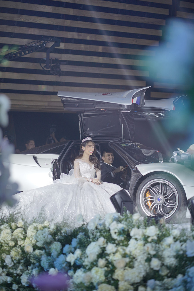 Cô dâu Minh Anh hạnh phúc rạng ngời trên siêu xe của người cha 
