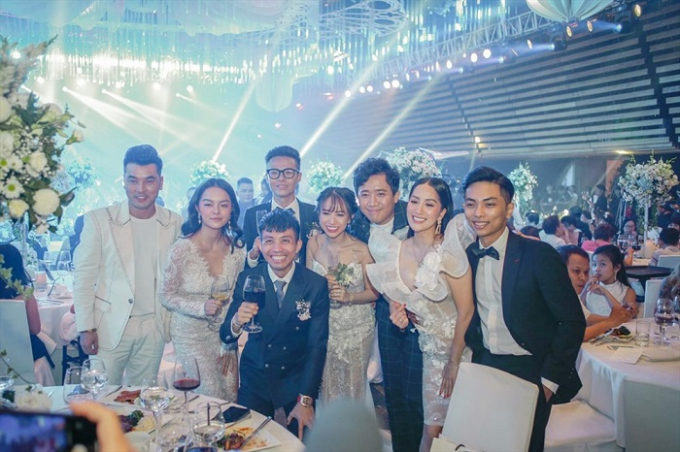 Sự xuất hiện của nhiều ngôi sao đình đám của showbiz khiến cho đám cưới của cô dâu Minh Anh được truyền thông đặc biệt chú ý